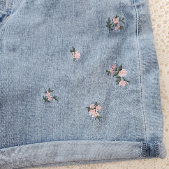 Levi's Classic Embroidered Shorts Women's Size 28 EUC - Picture 2 of 7